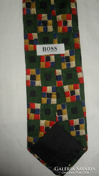 Hugo Boss 100 %selyem nyakkendő a stílust kedvelőknek.