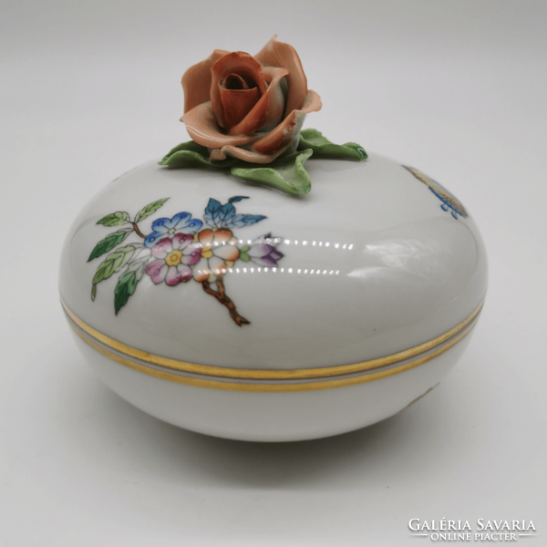 Bonbonier with Victoria pattern from Herend with rose decoration on top m01480