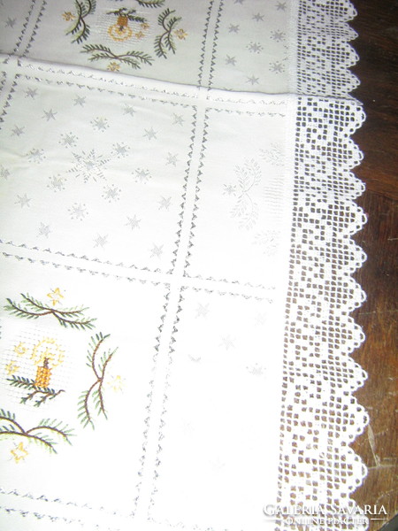 Gyönyörű karácsonyi mintás hímzett csipkés szélű damaszt terítő