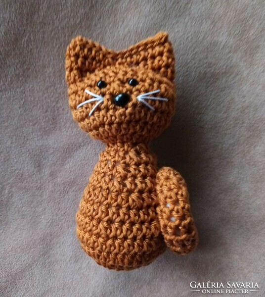 Crocheted cat in cinnamon color 12 cm