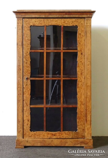1P494 Antik Biedermeier üveges szekrény vitrin gyökérfurnér díszes ajtóval 177 cm