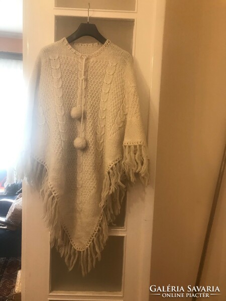 Hand-knitted burda poncho. Completely new, unused. Made of thick cotton. White color. Back length: 1 m