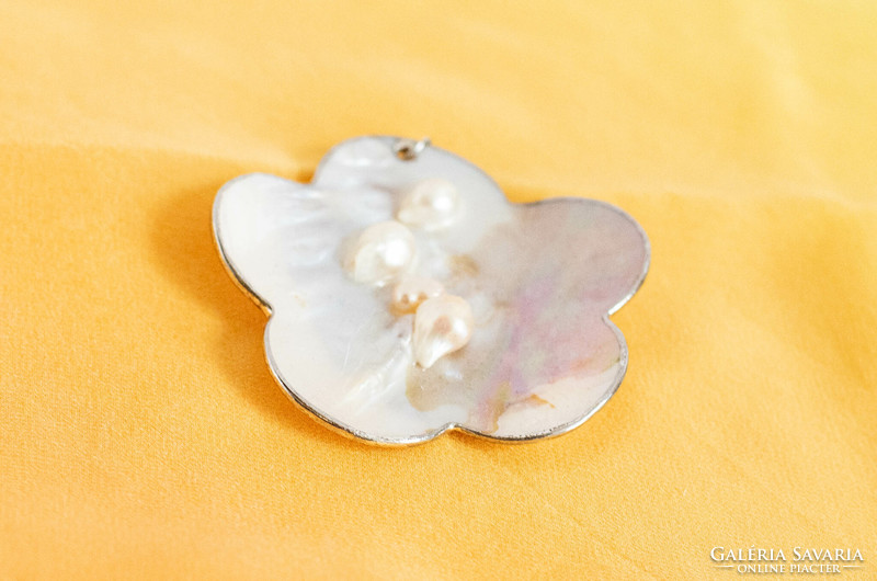 Vintage flower-shaped mother-of-pearl pendant - the birth of pearls