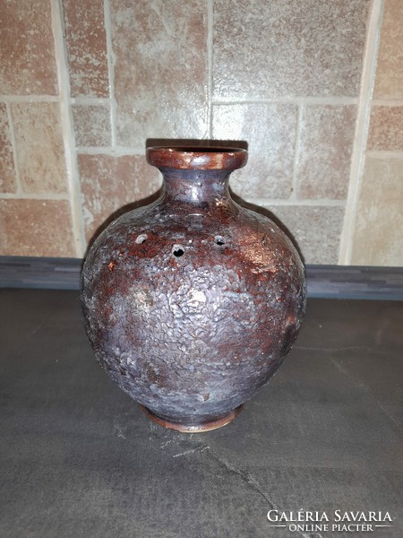 Régi rusztikus mázas kerámia váza, díszítő lyukakkal