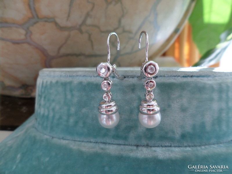 A pair of white gold earrings with akoya pearls and glasses