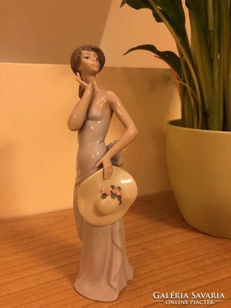 Lladro szobor kecses nőalak virágos kalappal