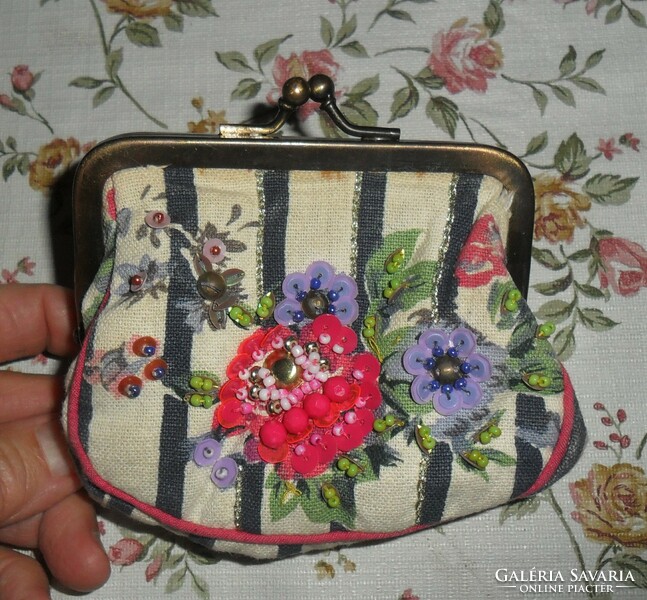 Antik, csíkos vászon, flitteres, gyöngyös pénztárca, kb: 11 x 13 cm.