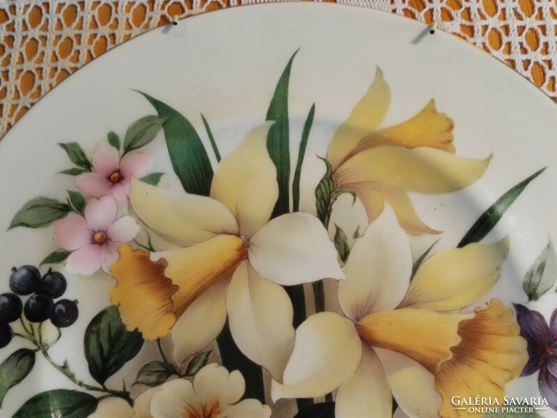 English wall plate, decorative plate. Yellow daffodil with gold edge.