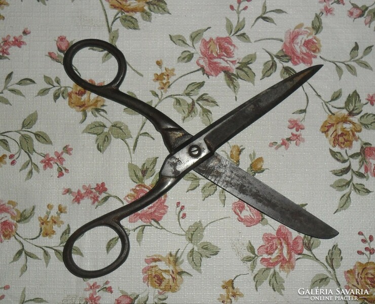Marked, old scissors that still cut paper perfectly! Length: 17 cm.