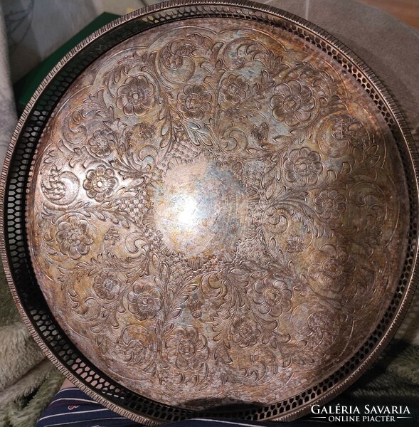 Silver plated plate tray/plate with curved design and mesh rim.