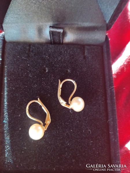18 karátos arany fülbevaló pár tenyésztett gyönggyel