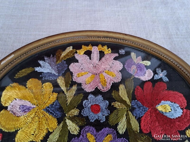 Gyönyörű hímzett tálca asztalközép virágos