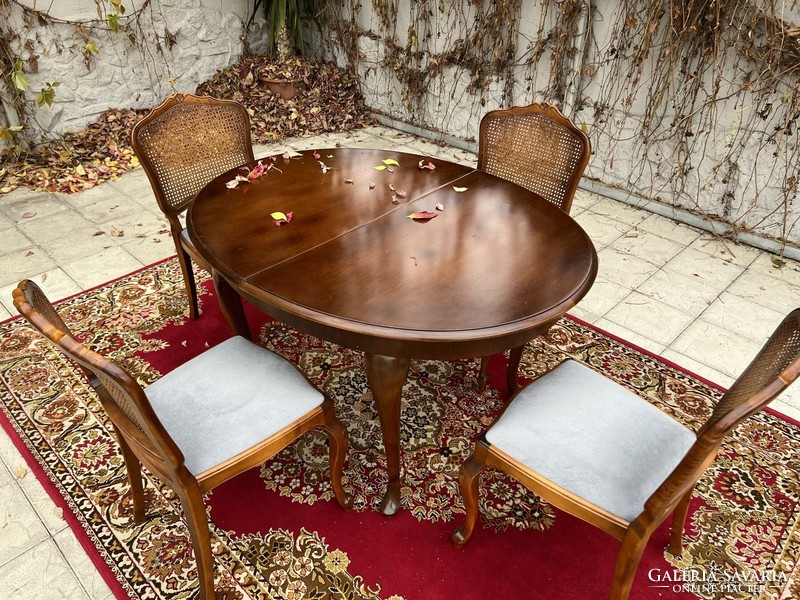 Antik stílusú bővíthető étkezőasztal / tárgyaló asztal 4 db kárpitozott rattan támlás székkel