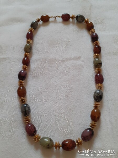 Showy plastic necklace with a mineral effect