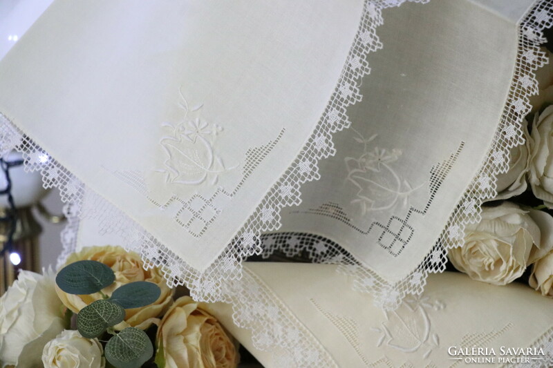 Napkins with a beaten lace edge