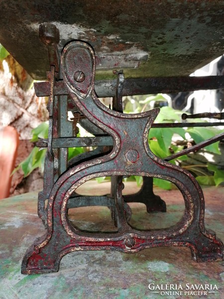 Small, cast iron glaze scale