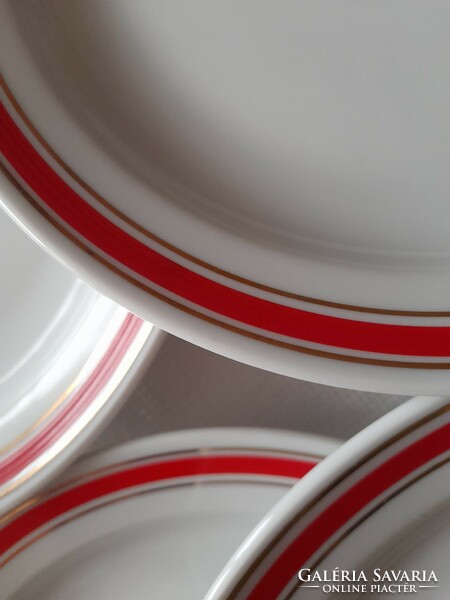 Zsolnay 19 cm-es deszertes piros és arany szegélyes tányérok
