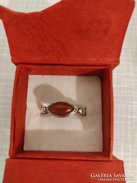 Kecses, mutatós ezüst gyűrű navett formájú kővel