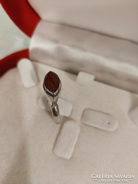 Kecses, mutatós ezüst gyűrű navett formájú kővel
