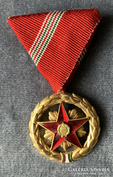 Szocialista Munkáért Érdemérem kitüntetés Kádár címerrel