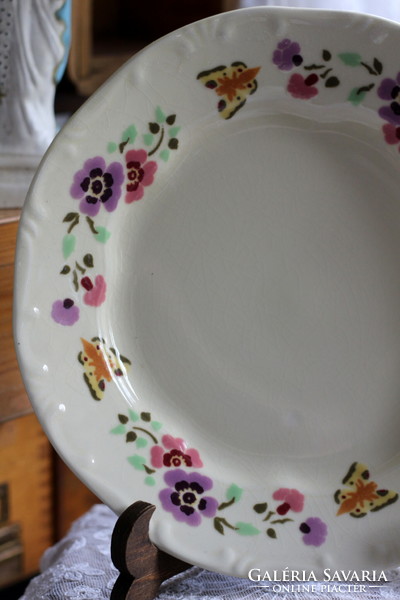 Zsolnay pillangós lapos tányérok, vajszín alapon kézi festett