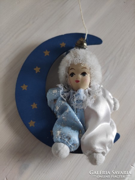 Holdon hintázó kedves kis kék fehér selyem ruhás bohóc akasztós játék dekoráció