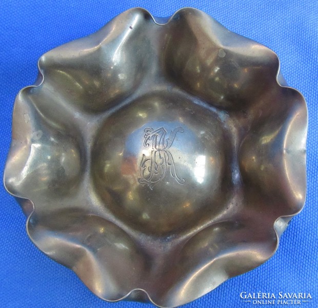 Monogrammed copper ashtray, 3.5 cm high, diameter 10.5 cm.