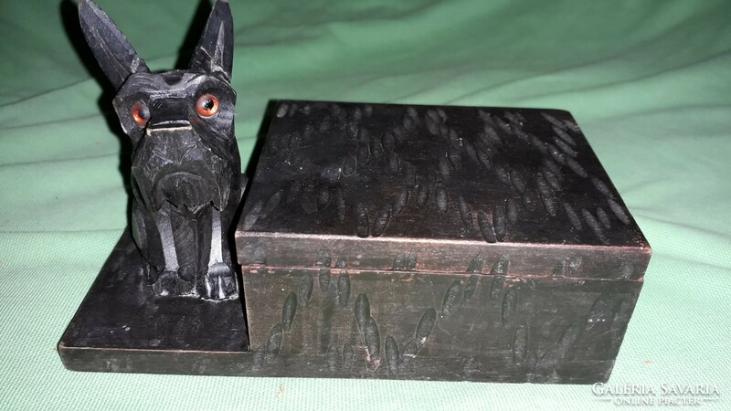 Vintage fafaragott Foxterrier kutyus figurás asztali dísz doboz /cigaretta kínáló a képek szerint