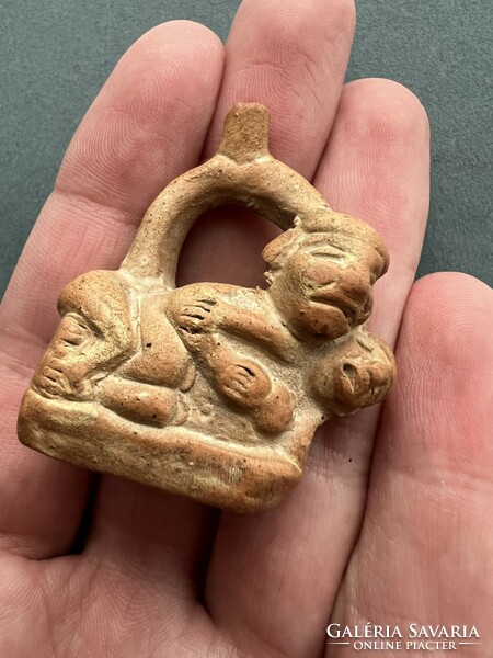 Etruszk házaspár témájú kis kerámia vagy medál