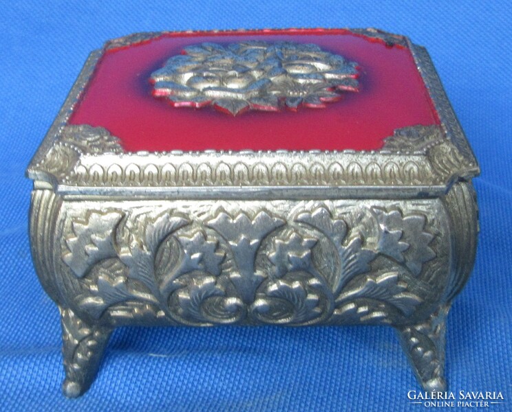 Metal jewelry box, 5.3 cm high, 7.5 x 7.5 cm.