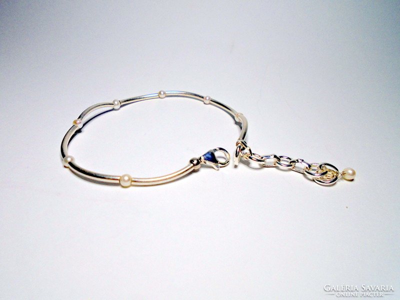 Decorative silver bracelet with freshwater pearl decoration