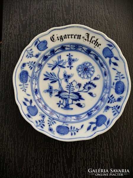 "Cigarren=Asche" Meisseni hagymamintás porcelán szivar-hamutartó tányér (d=15,4mm)