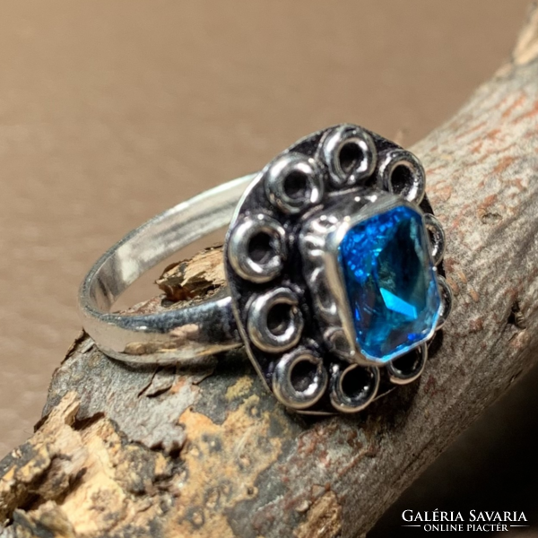 Szép kidolgozású ezüstözött gyűrű kék kővel 6,25 méret (16,5 mm átmérő) indiai ezüst színű gyűrű