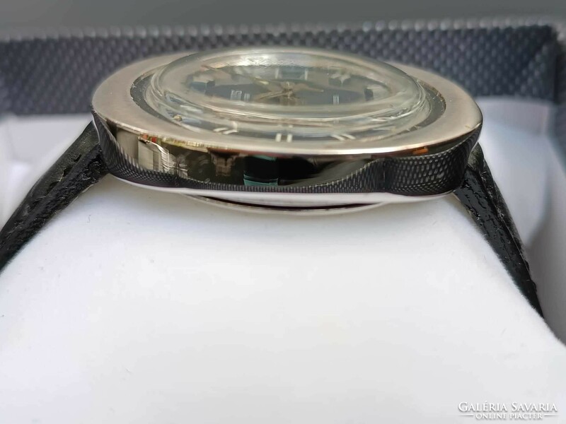 Oris star wristwatch with mechanical structure