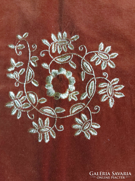 Velvet tablecloth embroidered with gold thread