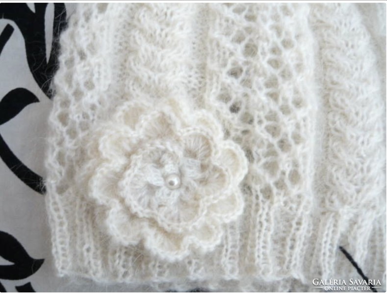 Hand-knitted hat, floral