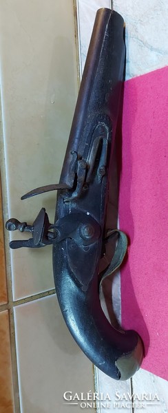 It's a short 35 cm smoothbore, I think it's an English flintlock pistol