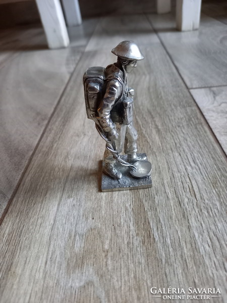 Csodás ezüstözött ón katona: világháborús aknász (9 cm)