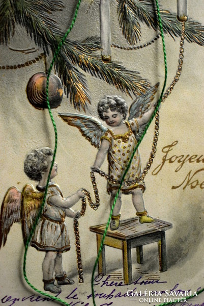 Antik dombornyomott Karácsonyi képeslap -angyalkák karácsonyfát díszítenek - Gyűjteménybe