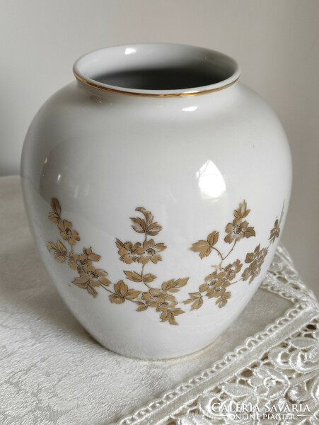 Közepes méretű arany virágos hasas német porcelán váza