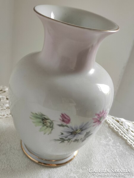 Közepes méretű pasztell virágos klasszikus hasas hollóházi porcelán váza