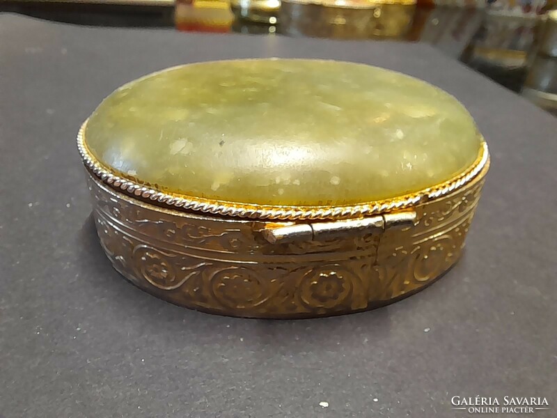 Old copper, with a stone top, motif box, box. 6.5 Cm.