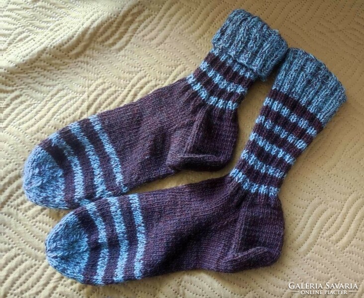 Kézzel kötött zokni