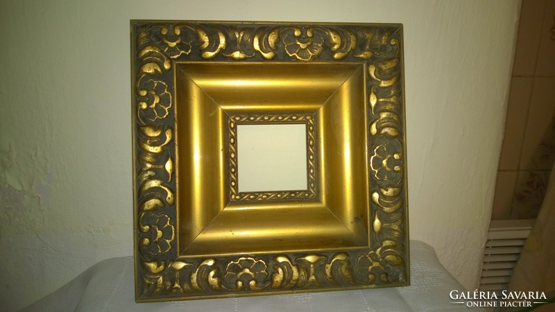 Díszes aranyszínű kismérető képkeret hibátlan áll.19,5x19,5 cm