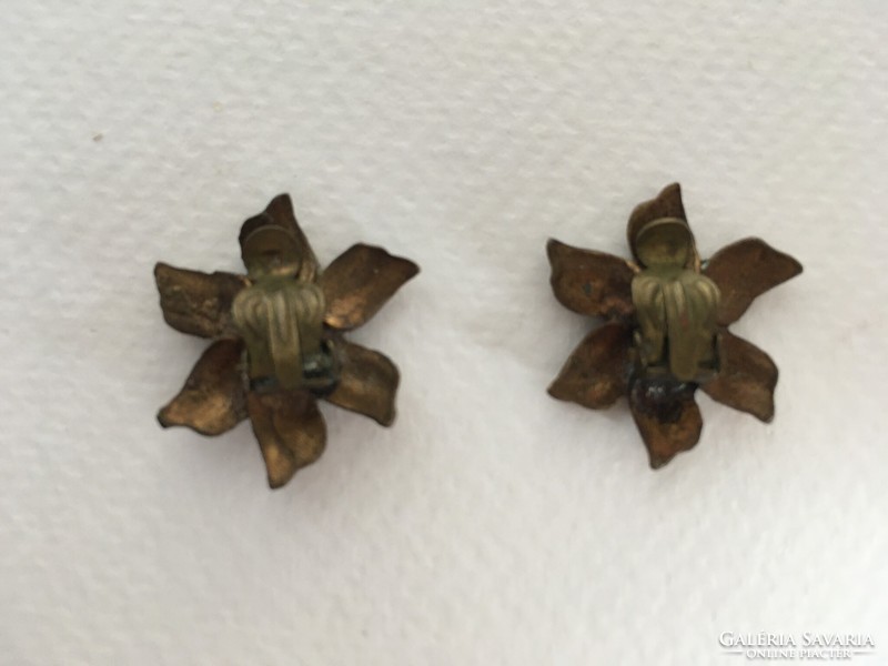Vintage gold-colored flower-shaped earrings