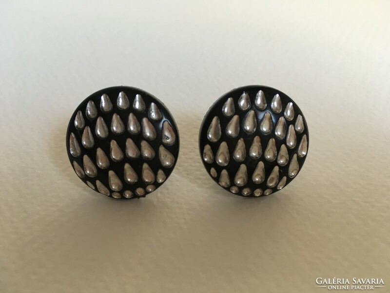 Retro black and silver round earrings