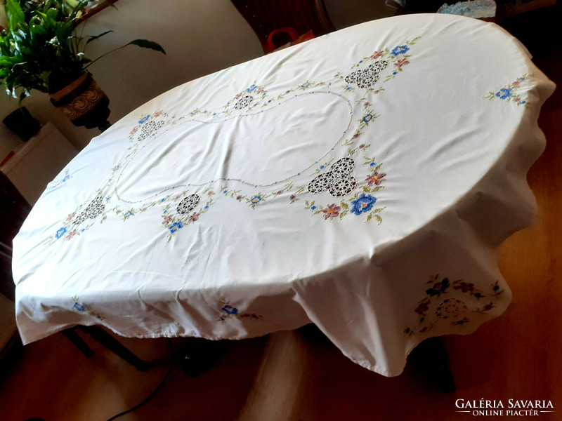 Gyönyörű hímzett, riselt asztalterítő, abrosz. 166x 125 cm