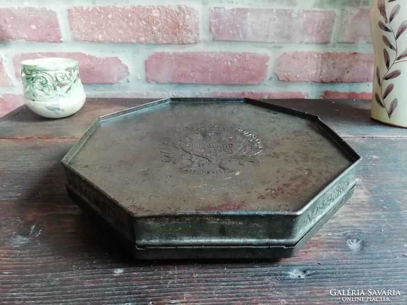 Bonbonos doboz, 20. század második fele, domborított mintával, Holland csokoládés bádog