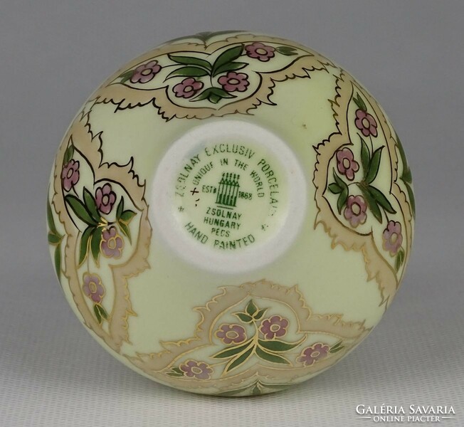 1P545 Vajszínű Zsolnay porcelán virágos váza 8 cm