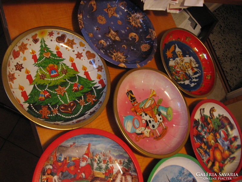 Metal cookie serving bowls with a retro Christmas nostalgia pattern